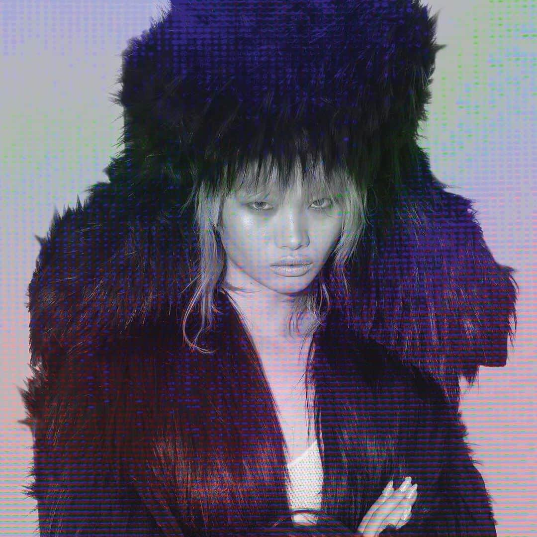 ディースクエアードのインスタグラム：「Not your average screensaver 🚫  @heroine_mag Ivar + Peghah in the new issue of @heroine_mag  Photography @ivar.wigan Fashion @peghah_maleknejad  Model @chunjincj @stormmodels Hair @yuhokamo  Make-up @jnx_mua  Manicurist @suki_nailz Casting @sveacasting  Production @_the.curated   #D2EDITORIALS #DSQUARED2」