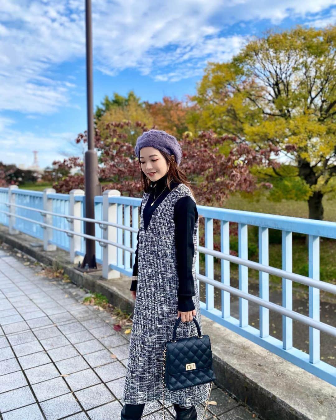 マナさんのインスタグラム写真 - (マナInstagram)「🍂🍄🍁🍠  🚗先日公園へ〜 紅葉進んでたよ🍁  coordinate item hat & one-piece @novelmee_official  bag @zakkabox_   インナーニットとスカートがくっついているワンピは 肩の部分がズレたりゴワゴワしたり インナートップスが丸まったり←しなくてめっちゃ快適♫ 余裕がある作りなので 色んな体型の方が着られそう◎ 凄く楽なのに、ツイード風生地でしっかり見えしてくれるところも嬉しい♡ . . . . . .#公園 #紅葉 #秋冬コーデ #novelmee #ワンピース #大人かわいい #大人可愛い #ベレー帽 #小柄コーデ #アラフォーコーデ #お出かけコーデ」11月28日 18時49分 - ma_anmi