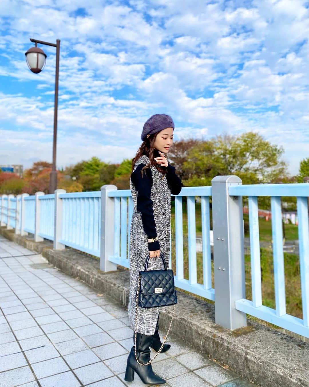 マナさんのインスタグラム写真 - (マナInstagram)「🍂🍄🍁🍠  🚗先日公園へ〜 紅葉進んでたよ🍁  coordinate item hat & one-piece @novelmee_official  bag @zakkabox_   インナーニットとスカートがくっついているワンピは 肩の部分がズレたりゴワゴワしたり インナートップスが丸まったり←しなくてめっちゃ快適♫ 余裕がある作りなので 色んな体型の方が着られそう◎ 凄く楽なのに、ツイード風生地でしっかり見えしてくれるところも嬉しい♡ . . . . . .#公園 #紅葉 #秋冬コーデ #novelmee #ワンピース #大人かわいい #大人可愛い #ベレー帽 #小柄コーデ #アラフォーコーデ #お出かけコーデ」11月28日 18時49分 - ma_anmi