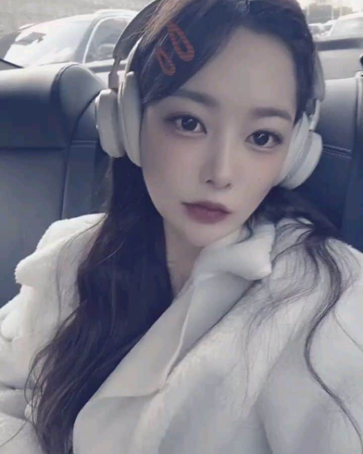 エリナのインスタグラム：「あっという間にソウルは極寒です❄️서울..추워 추워.. 寒くなる前にどこか韓国で紅葉みようと思ったけど どこにあるのかわからない🥺そんな時は ”1330文字チャットサービス”で教えてもらい、ソウル内にある昌徳宮をおすすめしてもらいました👍😊   韓国の旅行先について知りたいことがあれば、”1330文字チャットサービス”で24時間親切に教えてくれます💗  韓国語が分からなくても、日本語でやりとりが可能🥺 本当に便利🐱次はイルミネーションや美味しいご飯の場所を聞いてみよう😍 これから韓国旅行を計画中の皆さん、ぜひ”1330文字チャットサービス”を利用してみてください👍🏻   さらに韓国観光公社でイベントを実施するそうです! 私も参加してみたのですが、皆さんにも共有します✨️  ぜひ参加してみてください🙌🏻🙌🏻   🍀リンクはプロフィールに貼っておきます🍀  #1330韓国旅行Helpline#韓国旅行 #YourKoreaTravelBuddy #VISITKOREA #Korea #Seoul #Kpop #Kfood」