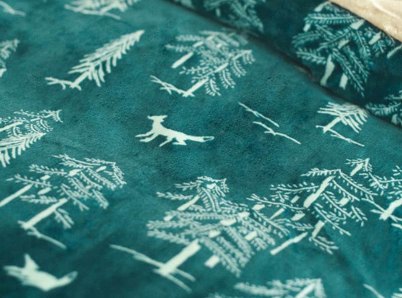 unicoさんのインスタグラム写真 - (unicoInstagram)「暖かくふわふわな肌ざわりで、今の季節にぴったりな寝具。  北欧の森をイメージしたデザインのMETTU(メットゥ)。 森の木々や、そこで暮らすキツネたちをクレヨン風のタッチで描きました。  暖かく、ふんわりとしたマイクロファイバー素材を使用した、肌ざわりの良さも魅力。 ずっと布団の中に入っていたくなるような心地の良さを楽しめます。  カラーはブルーグリーンとイエローの2色展開。 どちらも冬の模様替えにぴったりな、やさしい色合いです。  【寝具/unico】 METTU(メットゥ) ピローケース ￥1,980～ (税込) 掛け布団カバー ￥7,920～ (税込) ボックスシーツ ベージュ ￥5,940～ (税込)  —— ▼オンラインショップ・店舗情報は プロフィールのURLから！ @unico_fan —— #unico_fan #ウニコ #unicoのある暮らし #インテリアショップ #寝室 #寝室インテリア #ベッドルーム #ベッドルームインテリア #寝具 #ベッドリネン #シーツ #ボックスシーツ #布団カバー #敷布団 #ベッドカバー #北欧インテリア #北欧風インテリア #北欧雑貨 #北欧デザイン #北欧風 #マイクロファイバー」11月28日 18時41分 - unico_fan