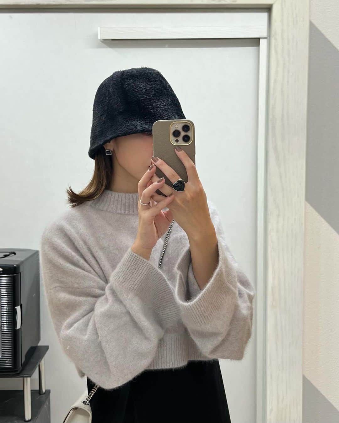 石黒美帆さんのインスタグラム写真 - (石黒美帆Instagram)「. @shein_japan購入品🤍 ⁡ こういうの無いかな〜 が本当になんでも見つかる😚 インテリアグッズもプチプラで探すの楽しい🫶🏻 ⁡ 商品ID tops 2897054 🎩 11510967 room wear 12885350 flower vase13621689 🌿12200054 ⁡ クーポンコード【EBSJP170】で 5,999円までは15%OFF、6,000円以上は最大20%OFFになるので使ってください❤︎ ⁡ @sheinofficial 試すたび、好きが見つかる。届くたび、好きが増えてく。 ⁡ ⁡ #SHEINGoodFinds#SHEIN冬の感謝祭#SHEINforAll#loveshein#ad#saveinstyle#pr #冬服コーデ#冬コーデ#きれいめコーデ」11月28日 18時44分 - miho_ishiguro