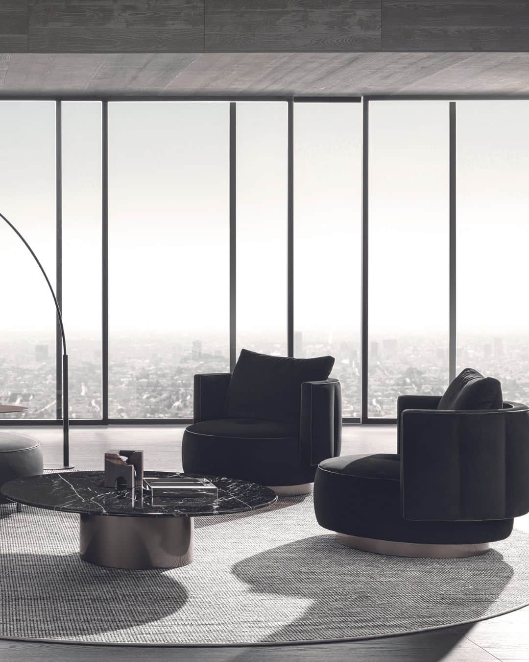 Minotti Londonさんのインスタグラム写真 - (Minotti LondonInstagram)「Torii Bold is characterised by the contrast between the large, softly rounded volumes of the upholstery and the lightness of the metal base structure on which it rests.  A family of seats created from the original iconic Torii design by Nendo studio, that retains the morphology of the backrest unchanged, while presenting a more solid and compact aesthetic: the two families dialogue harmoniously with each other in a clever interplay of full and empty volumes.  Tap the link in our bio to discover Torii Bold.  @nendo_official #torii #toriibold #nendo #minotti #minottilondon #interiordesign #design #designlovers」11月28日 18時46分 - minottilondon