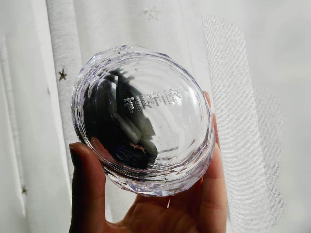 岩井七世のインスタグラム：「MASK FIT CRYSTAL MESH CUSHION ⁡ 舞台のときもお出かけの日も愛用している TIRTIRのMASK FITクッションシリーズ (4秒に1個売れているらしい！すご！)から キラキラの新作が💎とびきりかわいいじゃないか。 ⁡ ⁡ メッシュタイプのクッションで、繊細なパウダーをメッシュ網でさらに細かくフィルタリングしてクリームファンデのツヤをより一層アップグレード。繊細にフィットしてより長く持続するとのこと📝 ⁡ 使ってみた感じもしっとりつやつやで 乾燥するこれからの季節に良さそうです。艶命。 ⁡  同シリーズのマスクフィット下地と相性抜群(これも使ってるからうれしい！)ナチュラルメイクからしっかりカバーまで、パフで重ねる回数で仕上がりをコントロールできるのだとか。 ⁡ これまでのシリーズの中だと私はマスクフィットオーラ(銀色のやつ)がお気に入りなのですが、1回塗りだとちょうど同じ感じのカバー力。2回だと赤、3回だとピンクのカバー力になるみたい。しっかりカバーしたいときに重ねて使ってみるのも楽しみ💭 ⁡ (🐣⚠️メッシュクッションの特性上、新品の場合エッセンスが分離され、クッション上部に溜まっていることがあります。初めに使用する前にメッシュ網全体にファンデーションが浸るようティッシュで軽く押すか、パフで5回以上叩いて馴染ませてから使用してください) ⁡ この冬のお供になりました✌︎ ⁡ #TIRTIR #PR #マスクフィットクリスタルメッシュクッション」