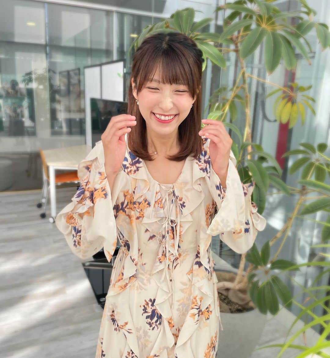 白木愛奈さんのインスタグラム写真 - (白木愛奈Instagram)「今月の衣装です👗  土曜版は、普段めずらしいオレンジの衣装でした😳 紅葉ドライブの放送の日だったので、紅葉意識コーデです🍁 フリルが可愛かったです😊  日曜版はモノトーンコーデ◼️‎🤍 トップスはリボンがいいアクセントになっていて、首が詰まっていたので髪を上げてもらいました。 スカートはフレアで可愛かったです✨️イルミネーション点灯式の司会も着回しさせて頂きました🥰  衣装提供は usagi onlinestoreさんです！  #usagionlinestoreshizuoka #usagionline #衣装提供 #アナウンサー衣装 #白木愛奈」11月28日 18時58分 - shiraki_mana