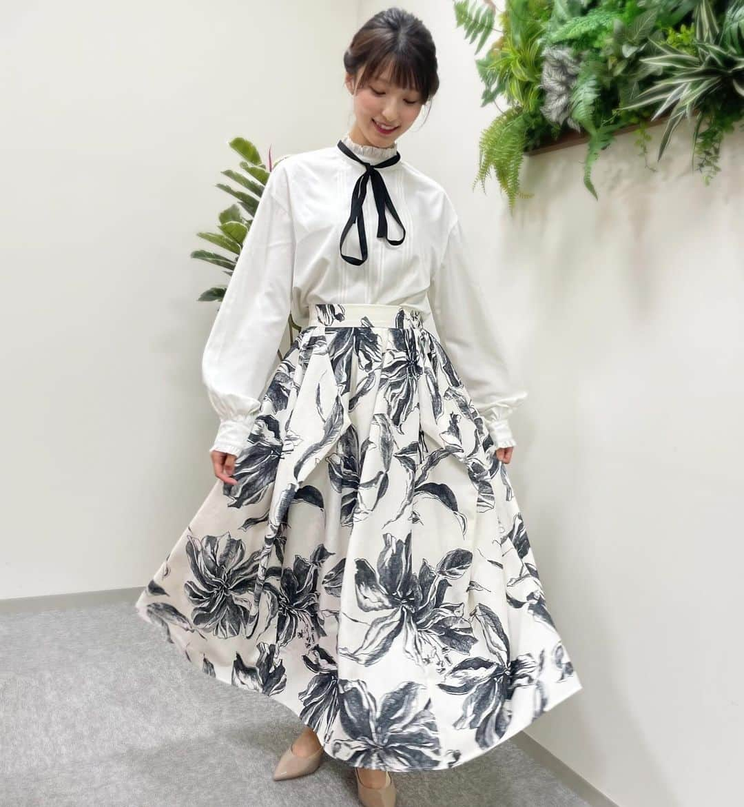 白木愛奈さんのインスタグラム写真 - (白木愛奈Instagram)「今月の衣装です👗  土曜版は、普段めずらしいオレンジの衣装でした😳 紅葉ドライブの放送の日だったので、紅葉意識コーデです🍁 フリルが可愛かったです😊  日曜版はモノトーンコーデ◼️‎🤍 トップスはリボンがいいアクセントになっていて、首が詰まっていたので髪を上げてもらいました。 スカートはフレアで可愛かったです✨️イルミネーション点灯式の司会も着回しさせて頂きました🥰  衣装提供は usagi onlinestoreさんです！  #usagionlinestoreshizuoka #usagionline #衣装提供 #アナウンサー衣装 #白木愛奈」11月28日 18時58分 - shiraki_mana