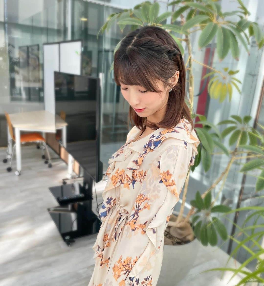 白木愛奈さんのインスタグラム写真 - (白木愛奈Instagram)「今月の衣装です👗  土曜版は、普段めずらしいオレンジの衣装でした😳 紅葉ドライブの放送の日だったので、紅葉意識コーデです🍁 フリルが可愛かったです😊  日曜版はモノトーンコーデ◼️‎🤍 トップスはリボンがいいアクセントになっていて、首が詰まっていたので髪を上げてもらいました。 スカートはフレアで可愛かったです✨️イルミネーション点灯式の司会も着回しさせて頂きました🥰  衣装提供は usagi onlinestoreさんです！  #usagionlinestoreshizuoka #usagionline #衣装提供 #アナウンサー衣装 #白木愛奈」11月28日 18時58分 - shiraki_mana