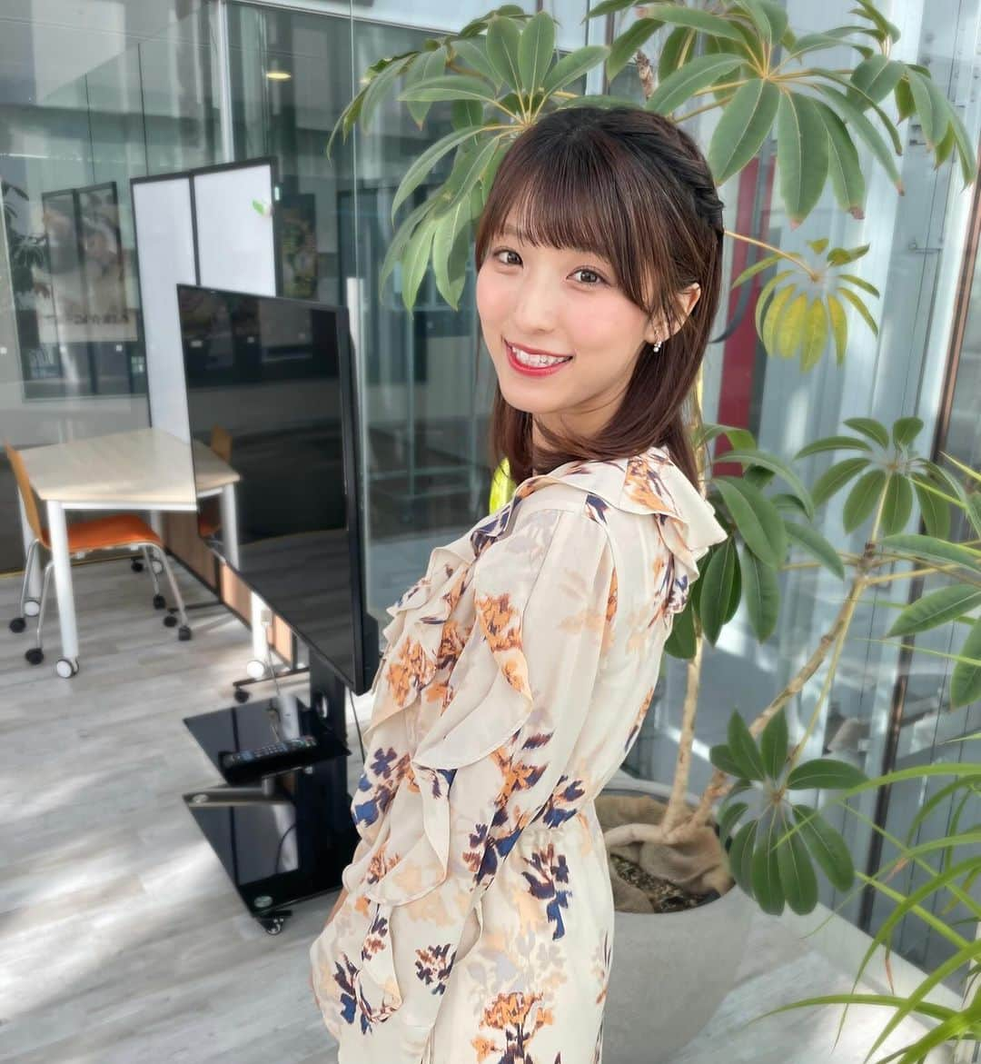 白木愛奈さんのインスタグラム写真 - (白木愛奈Instagram)「今月の衣装です👗  土曜版は、普段めずらしいオレンジの衣装でした😳 紅葉ドライブの放送の日だったので、紅葉意識コーデです🍁 フリルが可愛かったです😊  日曜版はモノトーンコーデ◼️‎🤍 トップスはリボンがいいアクセントになっていて、首が詰まっていたので髪を上げてもらいました。 スカートはフレアで可愛かったです✨️イルミネーション点灯式の司会も着回しさせて頂きました🥰  衣装提供は usagi onlinestoreさんです！  #usagionlinestoreshizuoka #usagionline #衣装提供 #アナウンサー衣装 #白木愛奈」11月28日 18時58分 - shiraki_mana