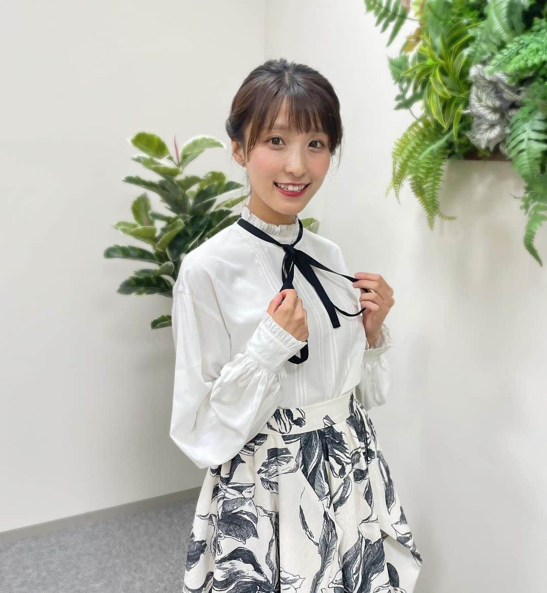 白木愛奈さんのインスタグラム写真 - (白木愛奈Instagram)「今月の衣装です👗  土曜版は、普段めずらしいオレンジの衣装でした😳 紅葉ドライブの放送の日だったので、紅葉意識コーデです🍁 フリルが可愛かったです😊  日曜版はモノトーンコーデ◼️‎🤍 トップスはリボンがいいアクセントになっていて、首が詰まっていたので髪を上げてもらいました。 スカートはフレアで可愛かったです✨️イルミネーション点灯式の司会も着回しさせて頂きました🥰  衣装提供は usagi onlinestoreさんです！  #usagionlinestoreshizuoka #usagionline #衣装提供 #アナウンサー衣装 #白木愛奈」11月28日 18時58分 - shiraki_mana