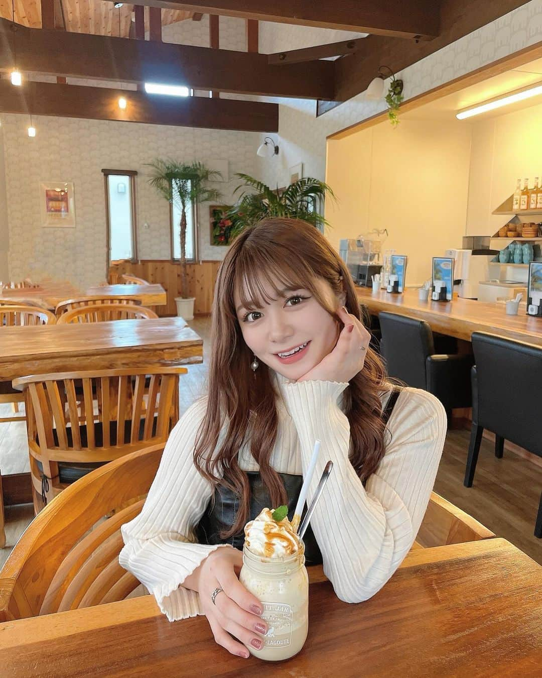 熊谷真里（まりくま）のインスタグラム：「⁡ ⁡  一緒にカフェデートとか、どう？？☕️ ⁡ ⁡ ⁡ ⁡ ⁡ ⁡ ⁡ ⁡ ⁡ ⁡ ⁡ ⁡ ⁡ ⁡ いつもいいね＆コメントありがとうございます🧸🎀 ⁡ ⁡ ⁡ #まりくま #pop #Popteen #カフェ #カフェ巡り #パンケーキ #モノトーンコーデ #モノトーン #ガーリーコーデ #ガーリー #ミルクティーベージュ #ミルクティーカラー #ロングヘア #instagood #instafashion」