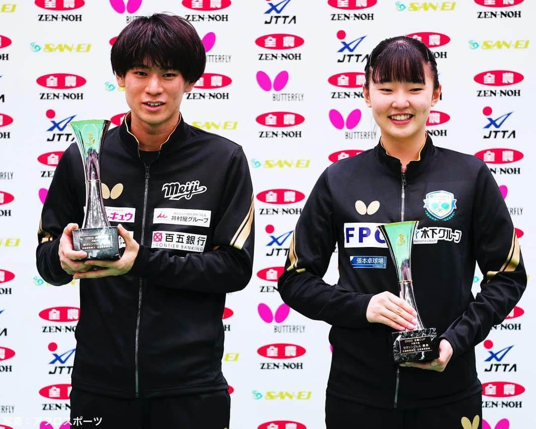 日本オリンピック委員会のインスタグラム：「NICE SHOT📸ˎˊ˗  #卓球 全農CUP 大阪大会より🏓  優勝を飾った選手たちの喜びの瞬間をお届け！  #張本美和 選手 #戸上隼輔 選手  #RoadToParis2024 #TEAMJAPAN #がんばれニッポン」