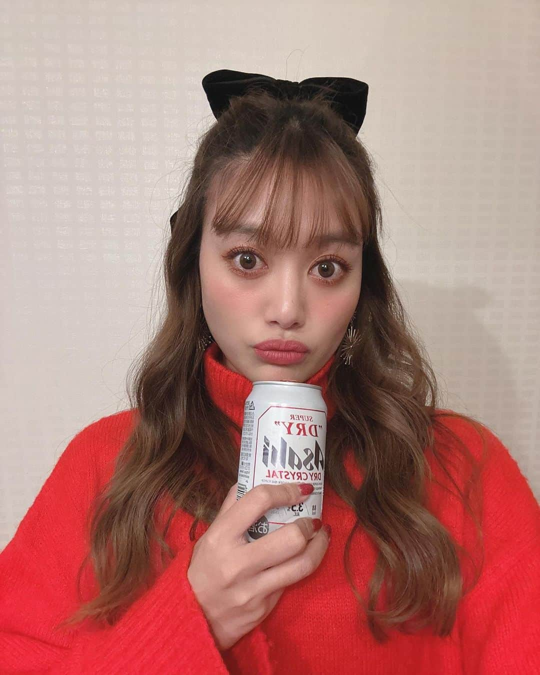 安斉奈緒美のインスタグラム：「最近ハマってるアサヒスーパードライのドライクリスタル🍺  Alc3.5%で軽くて飲みやすすぎる😮‍💨糖質、カロリーも低めだよっ  #prじゃないよ   お祝い事や気の知れた仲の良い友と飲むお酒がいっち番好きだけど時々家で1人プシュっと空けてキッチンでご飯作りながら立ち飲みするのも好き😋」