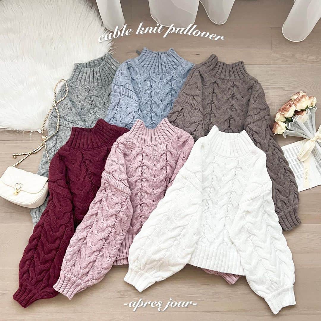 apres jour(アプレジュール) のインスタグラム：「【new arrival🎀】11/30(木) 21:00〜 ⁡ ◆着る人を選ばない！シンプルケーブル編みニット♡   ケーブル編みデザインがシンプルで可愛いニット。 お袖にはボリューム感があり、自然と萌え袖シルエットになるデザイン。  詰まりすぎていないタートルネックデザイン窮屈感なく着用いただけます！ 肉厚ニットのため、暖かさも抜群♪  カラー展開も豊富にご用意しております。  長すぎず、短すぎずな絶妙な丈感なのでインスタイル、アウトスタイル、 スカート、パンツなど、着る人を選ばずどんな合わせでもお楽しみいただけます◎  ⁡ #ケーブルニットプルオーバー 商品番号🔎989165 サイズ…F/XL ¥3,595(taxin) ⁡ ⁡ こちらの画像はインスタ用に加工しておりますので、カラーの雰囲気が実際の商品と異なる場合がございます。 商品ページにてカラーのご確認をお願い致します。 ⁡ #ZOZOでしか買えない #アプレジュール #アプレ部」