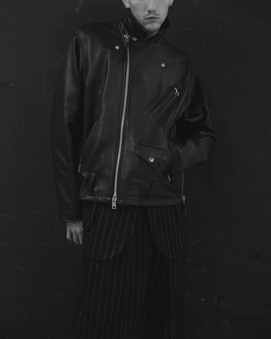 マーカウェアのインスタグラム：「Based on the "ONE STAR RIDERS JACKET" that is a model representing Schott, this work incorporates MARKAWARE's outstanding pattern-making and design sense. A gem of a product that matches the mood of the present day was born while following the good qualities of the original.   #Schott #MARKAWARE #EDIFICE  Photograpy : @teruohorikoshi Stylist : @ryotayamada______ Hair : @pyuuuuuu Model : @1000oooooooooooooooooo (activa)」