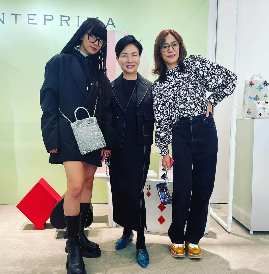 田中杏子さんのインスタグラム写真 - (田中杏子Instagram)「@anteprimaofficial の展示会場にて。 いづみさんとヒナちゃんと💕」11月28日 18時52分 - akoakotanaka