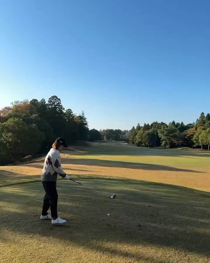 藤井瑞希のインスタグラム：「・ ・ 舞子が優れたアプリで撮ってくれました😂📷 ・ ボールの行方を赤い線が教えてくれる！ すごぉおおおーーーーー ・ ・ #ゴルフ女子 #楽しいゴルフ」