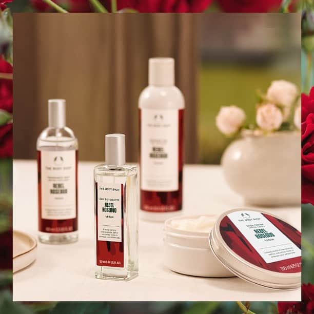 のインスタグラム：「・ 【東館B1F】 THE BODY SHOP  11月22日（水）、チョイスシリーズに新しい香り 「レベル ローズバッド」 が仲間入り。  チョイスシリーズは、花々や果実などのナチュラルな香りで個性や魅力をエンパワーする、自己表現のために生まれたフレグランスシリーズ。  鮮やかな香りが魅力で、全アイテムで自然由来成分87％以上を配合しています。  新たに仲間入りする「レベル ローズバッド」は、クラシックで繊細なローズとクルーエルティ・フリーのムスク、アロマティックなサフランが絶妙なバランスで調和した色鮮やかに咲き誇る花々の香り。スパイシーな印象のあとに広がるうっとりするほどリッチなフローラルの香りが、あなたの中に眠るREBEL(反逆者)のように大胆で魅惑的な一面を解放してくれます。   豊かな泡立ちでクリーンな肌に洗い上げるボディシャンプーと、なめらかなバターのようなテクスチャーで、肌の上でとろけてべたつきを残さず長時間保湿し、もっちりとした肌を保つボディクリーム、髪やボディに手軽にまとえるフレグランスミスト、長時間香りを楽しみたい方にお勧めのオードトワレの全４種。  数量限定でご用意しておりますので、ストアでぜひお試しください。  タグ指定 ＃ザボディショップ ＃THEBODYSHOP ＃限定　＃フレグランス　＃ローズ」