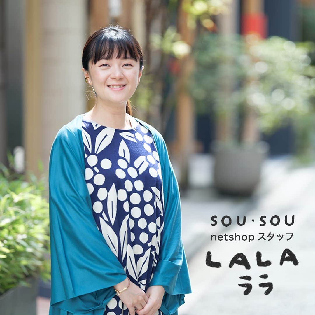 SOU・SOUさんのインスタグラム写真 - (SOU・SOUInstagram)「【本も出版！？】香港生まれのスタッフ・ララより。大好きな京都をお届け🎈 - - - - - - - - - - - - - -  先日SOU・SOUスタッフ・ララのインスタグラムアカウントを作りました！  彼女はネットショップで主に海外向けにSOU・SOUを紹介する仕事を担当。  京都での日々の生活を可愛い自作の絵を交えて発信しています◎ぜひフォローいただけると嬉しいです🤗  - - - - - - - - - - - - - - -  はじめまして、SOU・SOUスタッフのララです！  香港生まれ育ちの私は日本（特に京都）が大好きです。９年前、京都の日本語学校に通っていました。あの時初めてSOU・SOUに出会ったとは言え、自分はSOU・SOUの一員になれることを想像でもしていなかったです。  日本語学校で一年間勉強して、暫く香港に戻りました。香港の出版社から  ・『京都可以這樣悠(京都でのんびり過ごせ)』 ・『日本的100個為甚麼（日本のこれはなぜ？）1～3巻』 計４冊の本を出しました。  そのうち 『日本的100個為甚麼（日本のこれはなぜ？）』は香港と日本の文化違いについて気楽に紹介していました。あくまでも私の勝手な日本観察です。（笑）  このインスタグラムアカウントは、日本生活の中で見つけた文化違い、日常、旅行などを、SOU・SOU社員としてお届けします。正直この自由を与えられて非常に感激です。もう社員になっているので作家として何もできないのだろうなぁと思っていたからです。  日本の皆様も投稿内容をわかるように、頑張って日本語も書きます。バラバラの日本語ですが許してください！今後とも宜しくお願いします❣️  #sousou #sousoukyoto #sousoustyle #sousou_kabukimono #スタッフ紹介 #京都 #京都観光 #lalainkyoto」11月28日 18時54分 - sousoukyoto