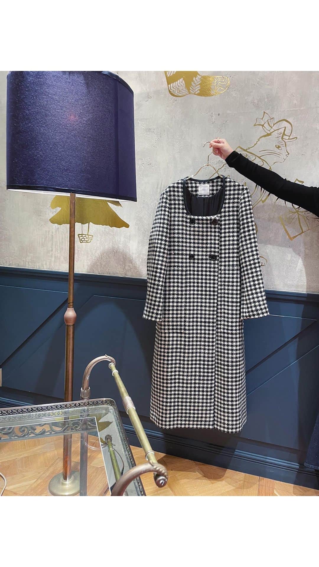 IÉNA LA BOUCLEのインスタグラム：「. ⁡ 〈la boucle '23 winter Outer Collection〉 ⁡ style.1 ¥82,500 intax col:black no.23020914118040 ⁡ style.2 〈VACHEMENT〉 ¥97,900 intax col:beige,black(sold out) no.23020915000030 ⁡ style.3 ¥82,500 intax col:navy no.23020914102040 ⁡ ⁡#ienalaboucle#iena#イエナ#イエナラブークル #ienalaboucle_23aw#vachement#アウターコーデ」