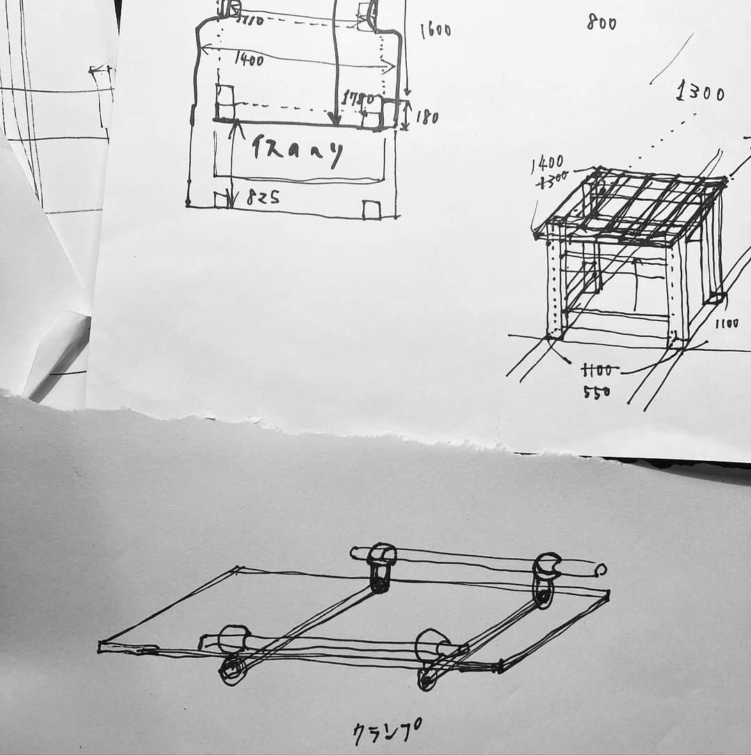 三宅洋平さんのインスタグラム写真 - (三宅洋平Instagram)「クランプで吊り下げるや木枠作るなど、キャラバンの積み荷ゾーンを2段にする方法を色々考えたが、今んところイレクターパイプにたどり着いてる。  往復1500キロの週末から帰宅、流石に今日は身体が重い。それでも休ませてくれない、犬二頭はありがたい。  たまに新幹線や飛行機を使うけど、やはりソウルドライブの方が性に合う。じっくり音や自分と向き合う。発声練習やひたすら英単語1500流し聴きとかも。笑」11月28日 18時55分 - miyake_yohei