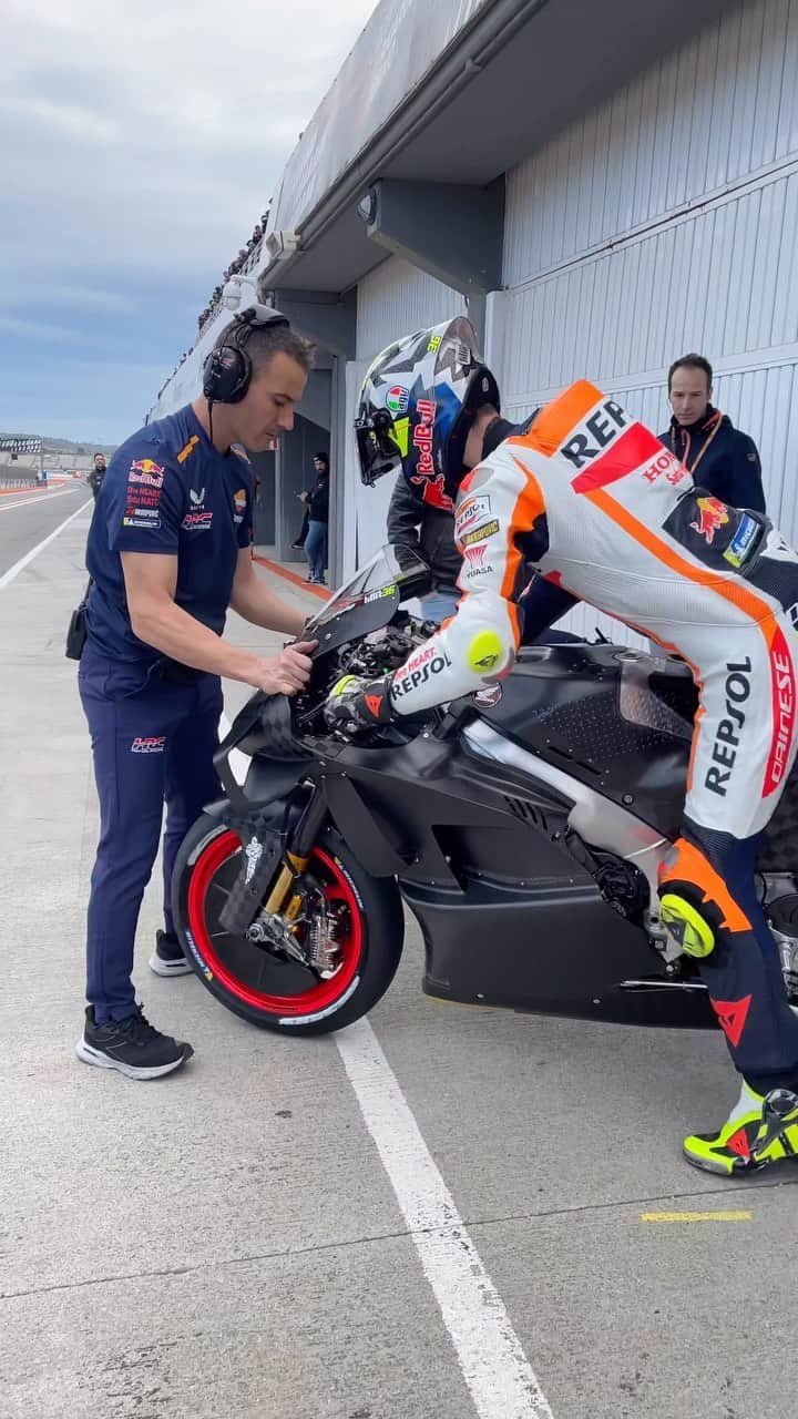 レプソル・ホンダのインスタグラム：「Now the next season really begins 😈  @joanmir36official heads out at the #ValenciaTest with the 2024 protobike. A first chance to try the possible direction for next season.」