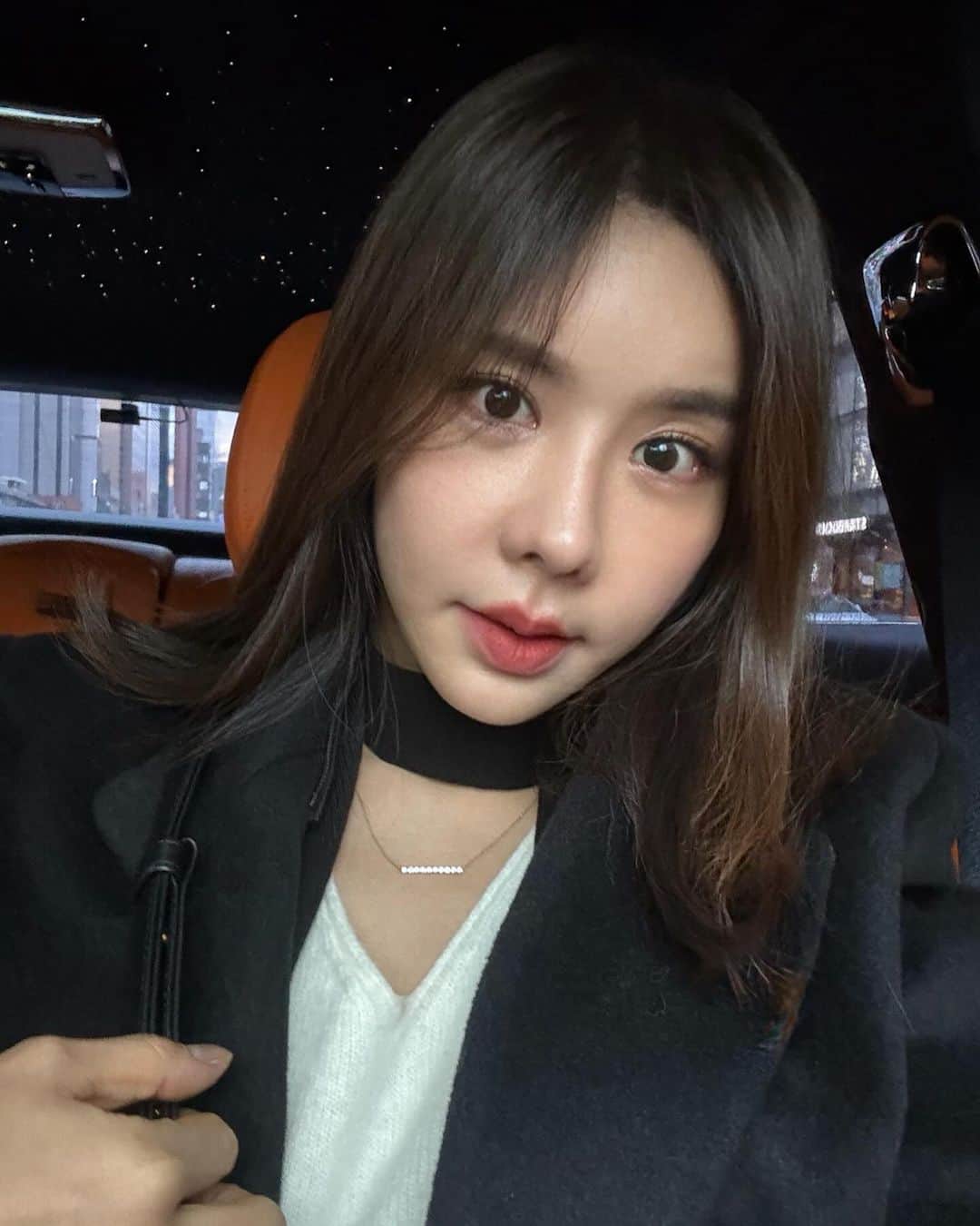 キム・ジュニのインスタグラム：「남편이랑 오붓이 저녁데이트🤍 저녁식사 도중 ‘ 어 지금 너무 예쁘다!’ 하면서 찍어준 영상! 목걸이 너무 예쁘다고 칭찬받았어요☺️🫶🏻  벌써 거리는 너무 예쁜 불빛들로 크리스마스를 기다리고 있는거 같아요 우리동네가  이렇게 예뻤었나 ㅎㅎ 새삼스레 예쁜 불빛 보고 설레는 아주미는 이제 퇴근 합니다☺️  우리는 9시에 라이브로 만나요오!! 저녁식사 맛있게 하세요♥️」