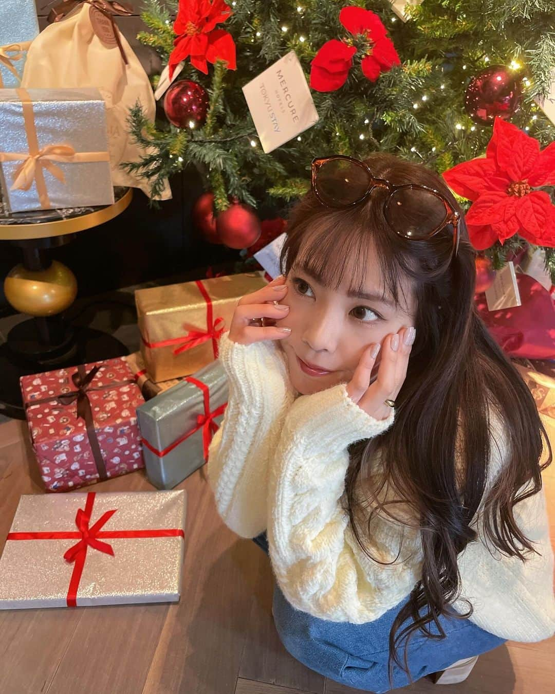 Airiのインスタグラム：「. 新しいプロフィール画像はクリスマス🎄ぽいです アンケート答えてくれた人たちありがとでした🙏🩷  #osaka#fashion#make#大阪#関西#いいね#美容#前髪#レイヤー#クリスマス#冬#白ニット#xmas#心斎橋#プロフィール写真」