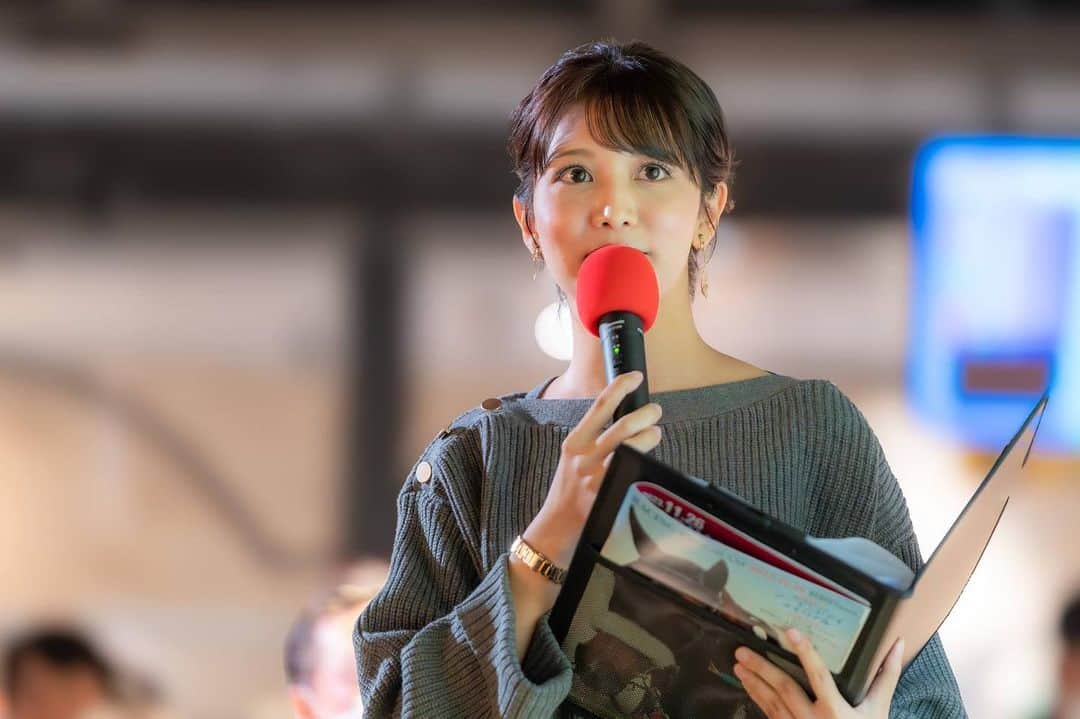 石川彩夏のインスタグラム：「ジャパンカップ当日は、東京競馬場のセンターコートでのトークショーに出演させて頂きました🎤  センターコートまで足を運んで下さり ありがとうございました🙇‍♀️  馬サブロー木村さんと アーモンドアイ顕彰馬選定記念の アーモンドアイのレースを振り返るトーク そして、ジャパンカップのお話をして頂きました🐴  木村さんの予想を参考に、2点で三連単買えた人もいるのかな？☺️そんな素晴らしい予想っぷりでしたね✨  アーモンドアイのお話をさせていただく中で 木村さんからは記者の方だからこそ感じるアイちゃんの強さ そして、母としてのアーモンドアイのお話をして頂き😌 そんな木村さんのお話の間に 私も、がんばれ馬券だったり、ルメール騎手が2020年天皇賞・秋で涙していたお話なんかも交ぜさせて頂き、盛りだくさんのトークショーだったのではないでしょうか？  ジャパンカップの日に 来てくれた皆さんと、素敵な時間を共有できて とても幸せなイベントでした🫶 ありがとうございました✨」