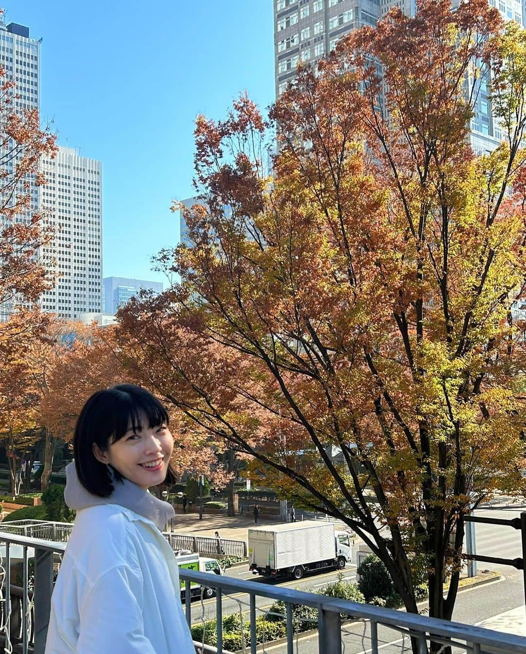 森貴美子さんのインスタグラム写真 - (森貴美子Instagram)「小春日和に紅葉狩り🍁🍂 都庁の展望台ものぼってプチ東京ツアー🇯🇵  シャツアウターは @theholidaycloset___official  パンツは @shinzone_official   今日のように暖かかったり急に真冬並みになったりと天気が安定しませんが、みなさんも体調に気をつけてお過ごしください🙌🏻✨」11月28日 19時07分 - morikimi_morikimi