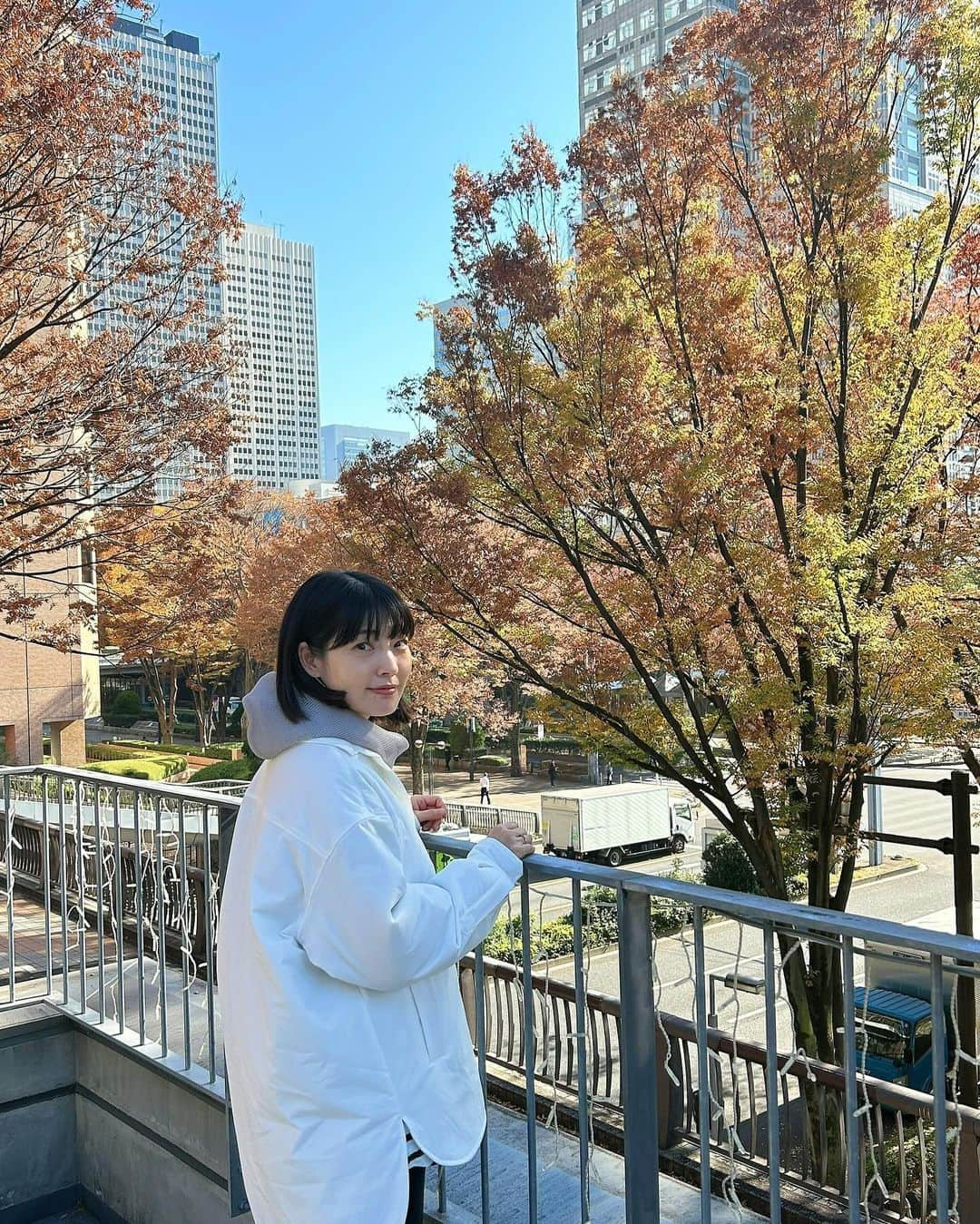 森貴美子さんのインスタグラム写真 - (森貴美子Instagram)「小春日和に紅葉狩り🍁🍂 都庁の展望台ものぼってプチ東京ツアー🇯🇵  シャツアウターは @theholidaycloset___official  パンツは @shinzone_official   今日のように暖かかったり急に真冬並みになったりと天気が安定しませんが、みなさんも体調に気をつけてお過ごしください🙌🏻✨」11月28日 19時07分 - morikimi_morikimi