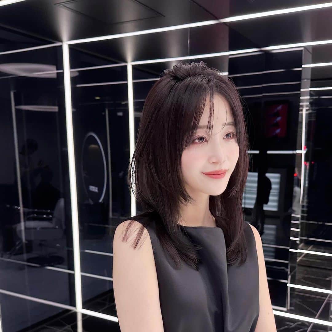 休井美郷さんのインスタグラム写真 - (休井美郷Instagram)「「つるんとした肌」を維持するために…🕊  わたしは普段、女の子の日やホルモン周期にあわせて日頃のスキンケアを変えるようにしています✨ どうしても女の子の日あたりの周期は、肌荒れだったり不調を感じるので、肌荒れに効果的なものだったり、美容成分でいうと、甘草エキスや乳酸菌、レチノール、アゼライン酸のはいったものをメインに使うようにしています。  その中のひとつがこれ✨  ダーマセプトRX AZAセラムは、美容医療発想から生まれたロート製薬が手がけた新ブランドで、アゼライン酸が高濃度*配合🍯🐝 こっくりとした保湿感のあるクリームがお気に入りです♡  *アゼライン酸の配合量（ロート製薬内比較）  皮膚料に行かなくても対策ができるって助かりますよね✨  こうしてホルモン周期によって成分をみてスキンケアを変えることで、わたしは肌荒れはほとんどしなくなりました🌱  これはきっとプラスに働くから、みんなも真似してみて♡♡  #PR #ロート製薬 #ダーマセプトRX #AZAセラム #スキンケア」11月28日 18時59分 - kyuui_misato