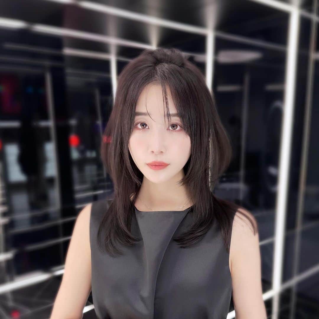 休井美郷さんのインスタグラム写真 - (休井美郷Instagram)「「つるんとした肌」を維持するために…🕊  わたしは普段、女の子の日やホルモン周期にあわせて日頃のスキンケアを変えるようにしています✨ どうしても女の子の日あたりの周期は、肌荒れだったり不調を感じるので、肌荒れに効果的なものだったり、美容成分でいうと、甘草エキスや乳酸菌、レチノール、アゼライン酸のはいったものをメインに使うようにしています。  その中のひとつがこれ✨  ダーマセプトRX AZAセラムは、美容医療発想から生まれたロート製薬が手がけた新ブランドで、アゼライン酸が高濃度*配合🍯🐝 こっくりとした保湿感のあるクリームがお気に入りです♡  *アゼライン酸の配合量（ロート製薬内比較）  皮膚料に行かなくても対策ができるって助かりますよね✨  こうしてホルモン周期によって成分をみてスキンケアを変えることで、わたしは肌荒れはほとんどしなくなりました🌱  これはきっとプラスに働くから、みんなも真似してみて♡♡  #PR #ロート製薬 #ダーマセプトRX #AZAセラム #スキンケア」11月28日 18時59分 - kyuui_misato
