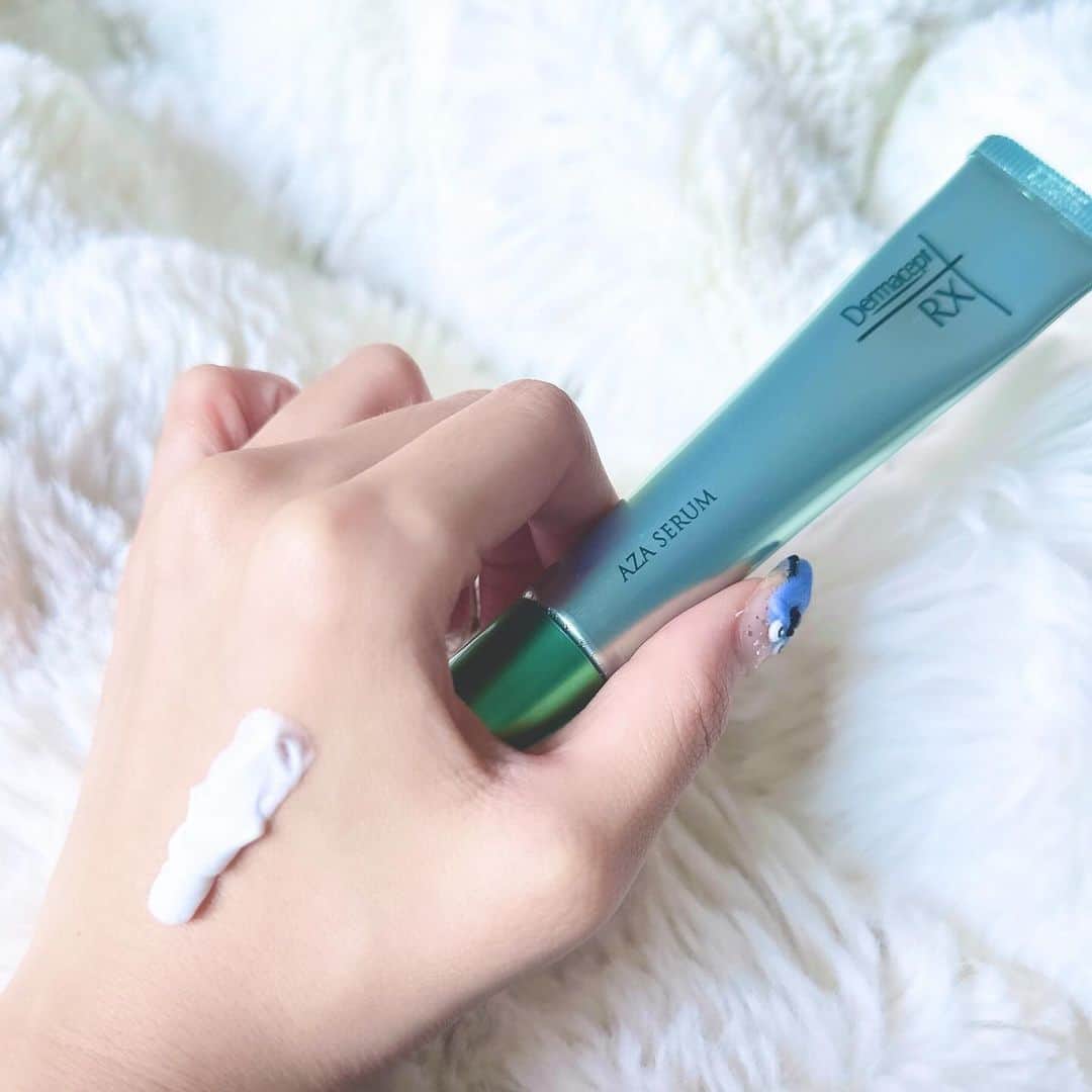 休井美郷さんのインスタグラム写真 - (休井美郷Instagram)「「つるんとした肌」を維持するために…🕊  わたしは普段、女の子の日やホルモン周期にあわせて日頃のスキンケアを変えるようにしています✨ どうしても女の子の日あたりの周期は、肌荒れだったり不調を感じるので、肌荒れに効果的なものだったり、美容成分でいうと、甘草エキスや乳酸菌、レチノール、アゼライン酸のはいったものをメインに使うようにしています。  その中のひとつがこれ✨  ダーマセプトRX AZAセラムは、美容医療発想から生まれたロート製薬が手がけた新ブランドで、アゼライン酸が高濃度*配合🍯🐝 こっくりとした保湿感のあるクリームがお気に入りです♡  *アゼライン酸の配合量（ロート製薬内比較）  皮膚料に行かなくても対策ができるって助かりますよね✨  こうしてホルモン周期によって成分をみてスキンケアを変えることで、わたしは肌荒れはほとんどしなくなりました🌱  これはきっとプラスに働くから、みんなも真似してみて♡♡  #PR #ロート製薬 #ダーマセプトRX #AZAセラム #スキンケア」11月28日 18時59分 - kyuui_misato
