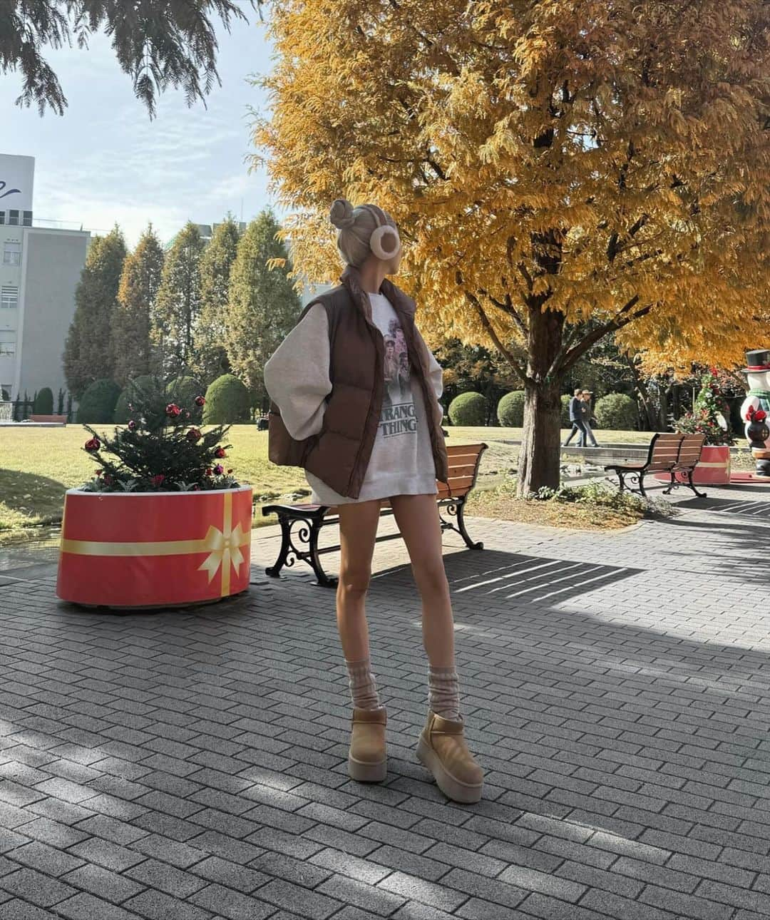 HONOKAのインスタグラム：「． ． GUとStrangerThingsのコラボ🍕♥️ 着回しコーデはTikTokに載せてるよ🐻 ． ． #ootd#ootdfashion#autumnfashion#similarlook #プチプラ#プチプファッション#カップルコーデ #韓国ストリート#海外ファッション#shein購入品 #シミラールック#韓国コーデ #韓国ファッション #ugg#UggSeason#カップル#クリスマスコーデ#冬コーデ #패션#착샷#여자코디#여자옷#간절기코디#스트릿브랜드 #가을코디 #스트릿룩코디」