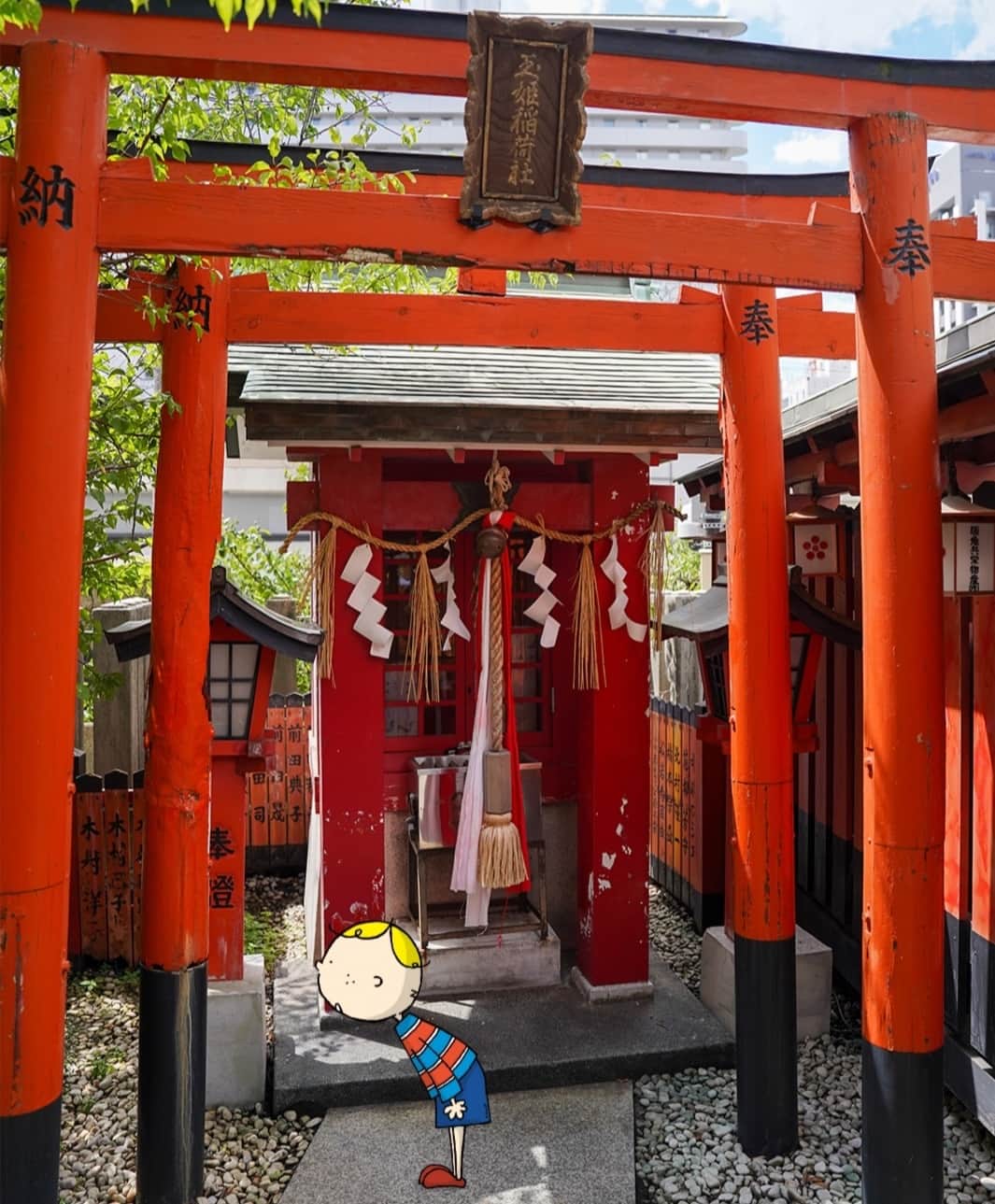 Osaka Bob（大阪観光局公式キャラクター）のインスタグラム：「Tamahime Inari Shrine is known for the goddess of female protection, and recently many girls have been visiting to pray for romantic success in Umeda.  It's located in the heart of Chayamachi, so be sure to check it out! 😎  玉姫社は、女性守護の神様といわれ、最近では梅田の恋愛成就の神様としてたくさんの女の子たちがお参りに訪れてるよ👍 茶屋町の中心にあるからぜひ行ってみてや😎  —————————————————————  #maido #withOsakaBob #OSAKA #osakatrip #japan #nihon #OsakaJapan #大坂 #오사카 #大阪 #Оsака #Осака #โอซาก้า #大阪観光 #sightseeing #Osakatravel #Osakajepang #traveljepang #osakatravel #osakatrip#玉姫稲荷社」