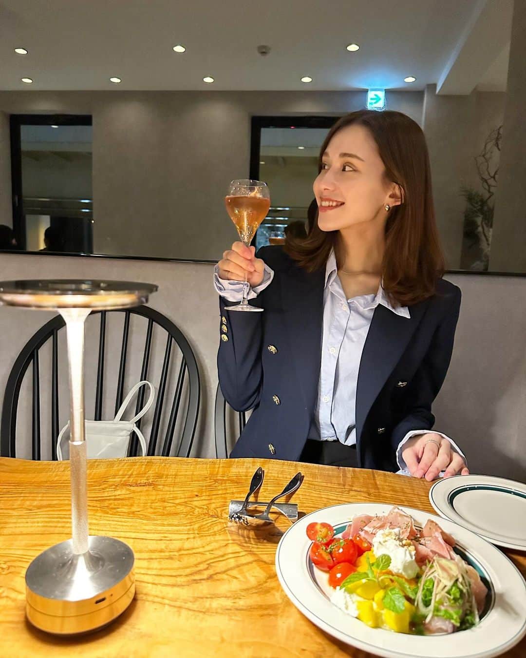 高島ゆみのインスタグラム：「. 食事に対しての向き合い方が変わったのは ここ2〜3年前の話し😌 より勉強したのは半年程前からかな？  あれはダメ、これはダメ じゃなくて 毎日健康に支障がでるものを食べていたのなら それを嗜好品として置き換えて食べる 事を知った😌✨  外食の時は体が欲してるものを 思いっきり食べるのが1番だね🍴💕」