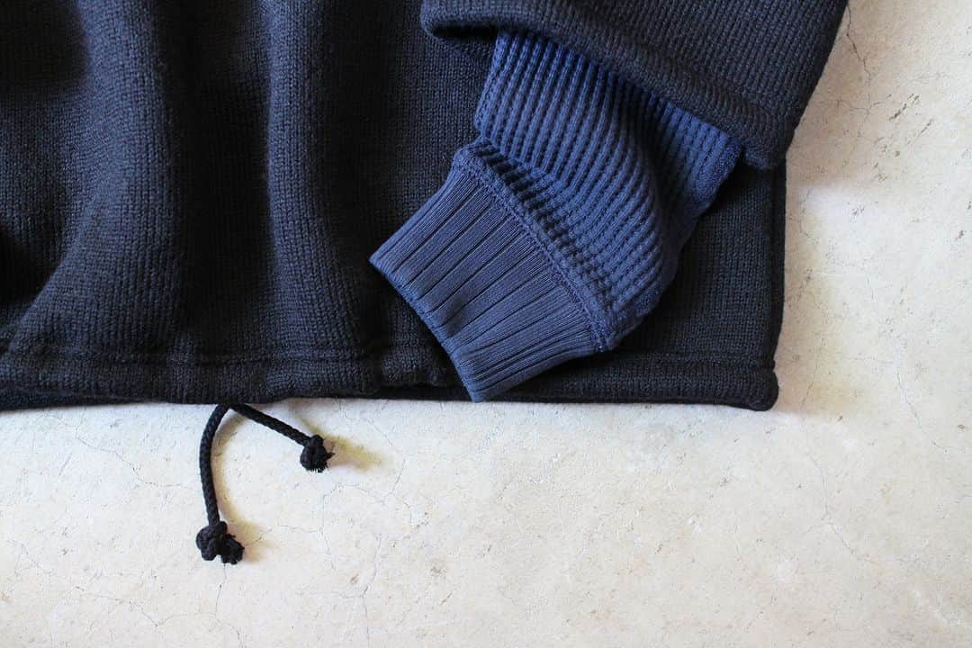 Jackmanさんのインスタグラム写真 - (JackmanInstagram)「▽ FW23 WOOL HIMO CREW JM7381 77%WOOL 23%POLYESTER ￥19,800 Color:07Black  程よく脂分を抜いた 乾燥感のある羊毛を スライバー編み機で編み上げた イタリア製のスライバーニットを使用した 半端袖紐クルーネックシャツです  重くなりがちなウール素材を 快適に着用するために あえて度目を詰めず ふんわりと編み上げました  ブラックのウールに ネイビーのコットン  冬の入り口に ぜひ」11月28日 19時00分 - jackman_official
