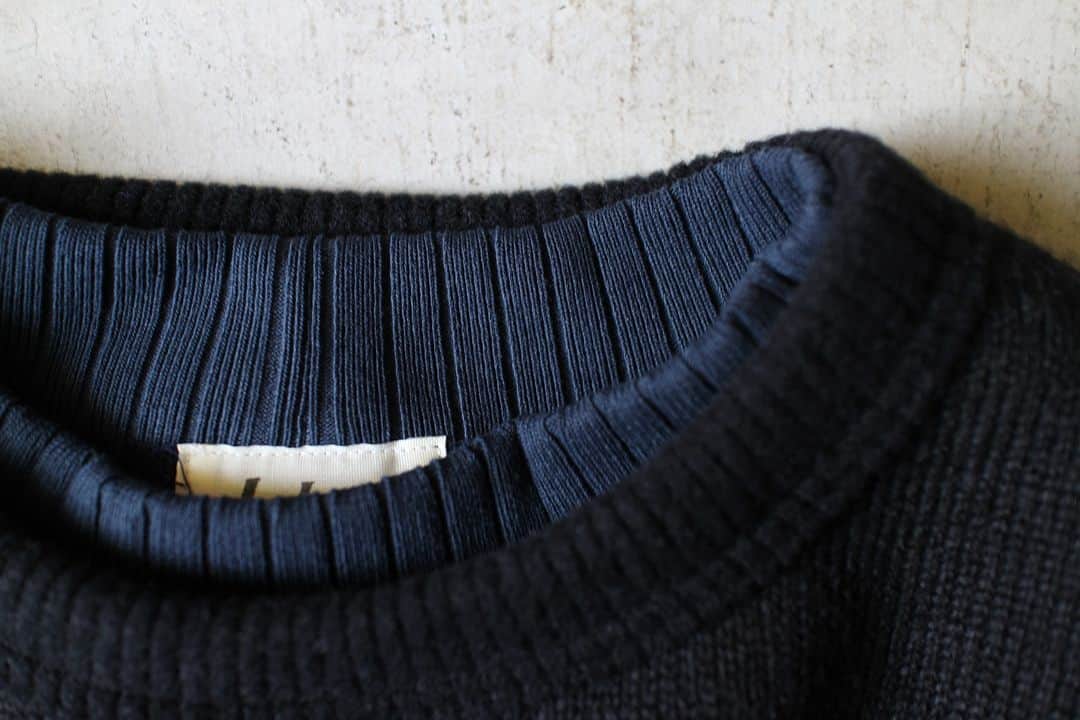 Jackmanさんのインスタグラム写真 - (JackmanInstagram)「▽ FW23 WOOL HIMO CREW JM7381 77%WOOL 23%POLYESTER ￥19,800 Color:07Black  程よく脂分を抜いた 乾燥感のある羊毛を スライバー編み機で編み上げた イタリア製のスライバーニットを使用した 半端袖紐クルーネックシャツです  重くなりがちなウール素材を 快適に着用するために あえて度目を詰めず ふんわりと編み上げました  ブラックのウールに ネイビーのコットン  冬の入り口に ぜひ」11月28日 19時00分 - jackman_official