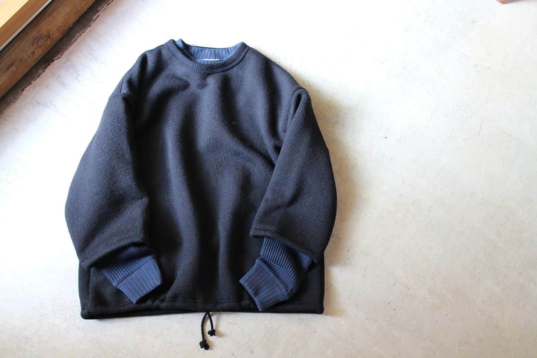 Jackmanのインスタグラム：「▽ FW23 WOOL HIMO CREW JM7381 77%WOOL 23%POLYESTER ￥19,800 Color:07Black  程よく脂分を抜いた 乾燥感のある羊毛を スライバー編み機で編み上げた イタリア製のスライバーニットを使用した 半端袖紐クルーネックシャツです  重くなりがちなウール素材を 快適に着用するために あえて度目を詰めず ふんわりと編み上げました  ブラックのウールに ネイビーのコットン  冬の入り口に ぜひ」