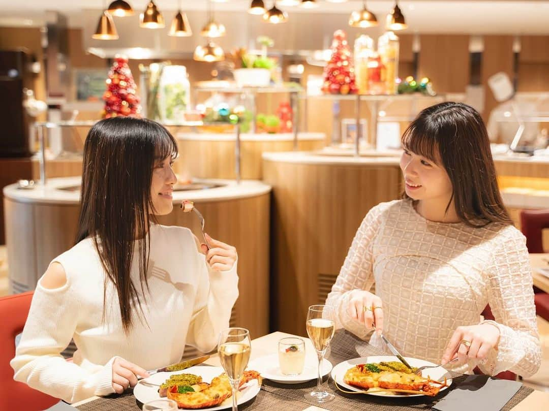 新宿プリンスホテルのインスタグラム：「. ～クリスマスディナーブッフェ付きご宿泊プラン～  「ブッフェダイニング プリンスマルシェ」での クリスマスディナーブッフェが付いた宿泊プラン🏨🍴 ディナーブッフェでは、伊勢海老のグラタンと国産牛ロースのパン粉焼きのメインディッシュをテーブルへお届けいたします。グラスシャンパンも付いており、開催中のチーズブッフェと共にご堪能いただけます🦞🧀  ディナーブッフェをお召し上がりいただいた後は、 お部屋でごゆっくりおくつろぎください☺️✨ クリスマスの思い出に、新宿プリンスホテルへのご宿泊を ぜひご検討してみてはいかがでしょうか？  【予約期間】2023年12月22日（金）まで 【宿泊期間】2023年12月22日（金）～ 12月25日（月） ※詳細はプロフィール記載のホテルWebサイトよりご覧ください。  Share your own images with us by tagging @shinjukuprincehotel ————————————————————— #Shinjuku #shinjukuprincehotel #princehotels #tokyo #japan #beautifulhotels #tokyohotel #hotellife #stayathotel #ThePreferredLife #新宿プリンスホテル #プリンスホテル #新宿 #新宿ホテル #ホテル #新宿レストラン #レストラン #新プリグラム」