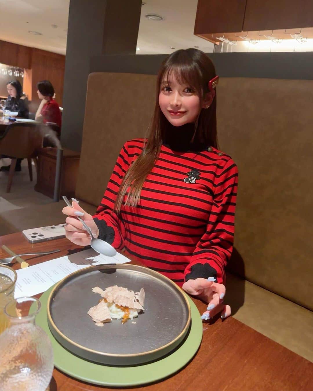 MAYUさんのインスタグラム写真 - (MAYUInstagram)「. インスタで見て気になっていたお店に🥂💫 . シェフが日本で働いていたこともあってなのか、和を感じるお料理が沢山あった🍽️✨ 独創的でどのお料理も美味しかったよ〜😋 . 特に私が好きだったのは、鱧と松茸の一品！ 韓国の鱧とっても美味しかった🫶🏻✨ . 日本語堪能なスタッフの方もいたので とっても有り難かった🥺❣️ . . #알라프리마#서울#allaprima#seoul#korea#michelin#michelinrestaurant#韓国#韓国旅行#ソウル#韓国グルメ#ミシュラン」11月28日 19時00分 - mayu.kina_golf