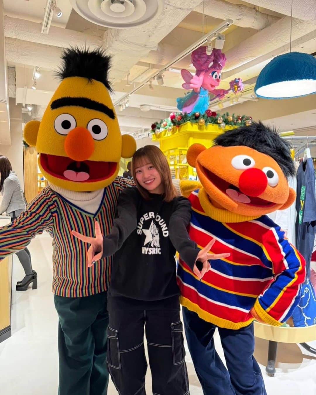 上ノ堀結愛のインスタグラム：「• セサミストリートマーケットの レセプションに行ってきたよう💛💛❕  お店の雰囲気めっちゃ好きだった🫰🏻  かわいいお菓子もグッツもいっぱいで癒されたぁ💭💭  またいくぅーーーー！⭐️」
