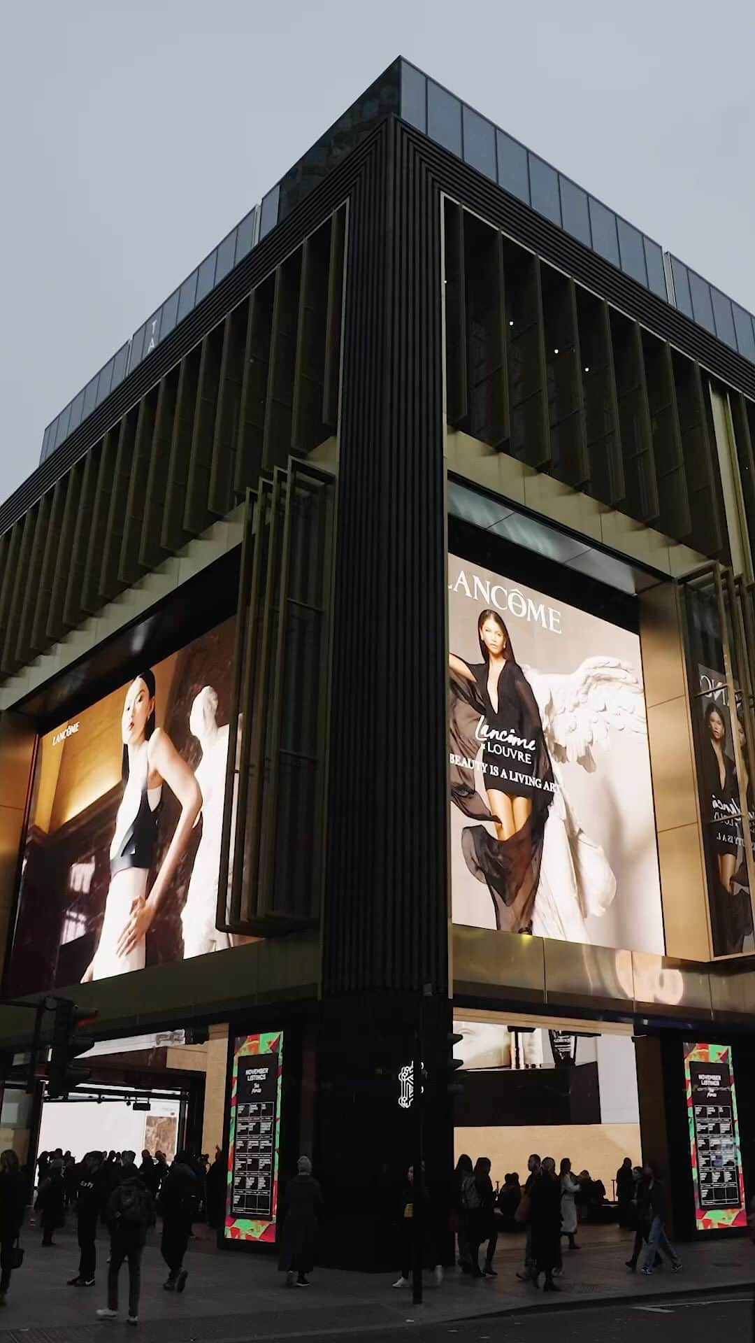 Lancôme Officialのインスタグラム：「Lancôme and the Louvre take over @outernetglobal in London. To celebrate the launch of the limited-edition collection, Lancôme has created an immersive ephemeral display, transporting passersby to @museelouvre to celebrate beauty as a living art.  #Lancome #LancomexLouvre #LancomeUK #BeautyIsALivingArt」