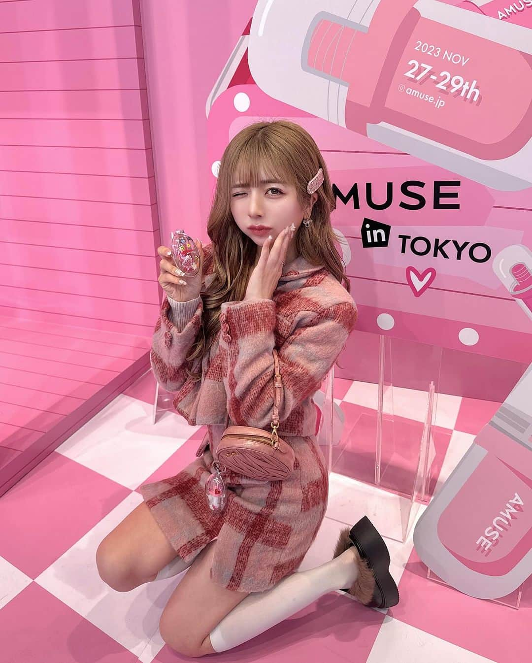 エリンコのインスタグラム：「💋💕 . 私の1番の推しのiveのウォニョンちゃんが モデルをしてる韓国コスメブランド @amuse のイベントに行ってきたよ🩷 @amuse.jp  . 期間限定でポップアップショップがオープンしてて 昨日はウォニョンちゃん来日で見に行ったよ🎀 . 今日はコスメもじっくり見れて 写真もたくさん撮れた🥰💕 . 日本限定のティントのカラーも可愛い💄 イベントは明日までだから行ってみてね🎵 . 昨日ウォニョンちゃんがピンクのセットアップに PRADAのピンをつけてたから 真似っこしてセットアップにピンをつけたコーデ💘 . 昨日撮った動画も最後に入れてみた📷💕 . <AMUSE IN TOKYO> 場所：Hz Shibuya 📍東京都渋谷区宇田川町4-3,1F 日程：11月27日（月）～11月29日（水） 営業時間：10:00~20:00 . #AMUSE #アミューズ #ビーガンメイク #ジェルフィットティント #ウォニョン #원영 #ウォニョン渋谷 #コスメ #推し活 #ウォニョンペンと繋がりたい #cosmetics #韓国コスメ #东京 #时尚潮流 #可爱的 #えりんコーデ #えりんこヘアアレンジ」