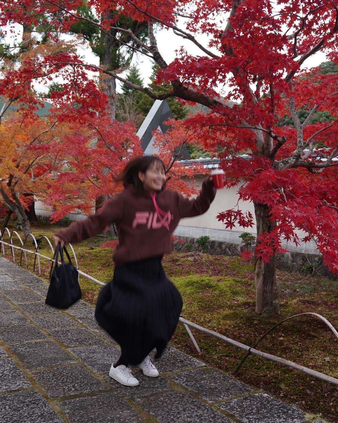 高里絵理奈さんのインスタグラム写真 - (高里絵理奈Instagram)「. 　 真っ赤に色づいた紅葉を前に ジャンプするなどしました🍁 　 　 #静岡 #紅葉 #新光明寺 こちら静岡のおまちからも行きやすくおすすめ❤️‍🔥」11月28日 19時05分 - erina__takazato
