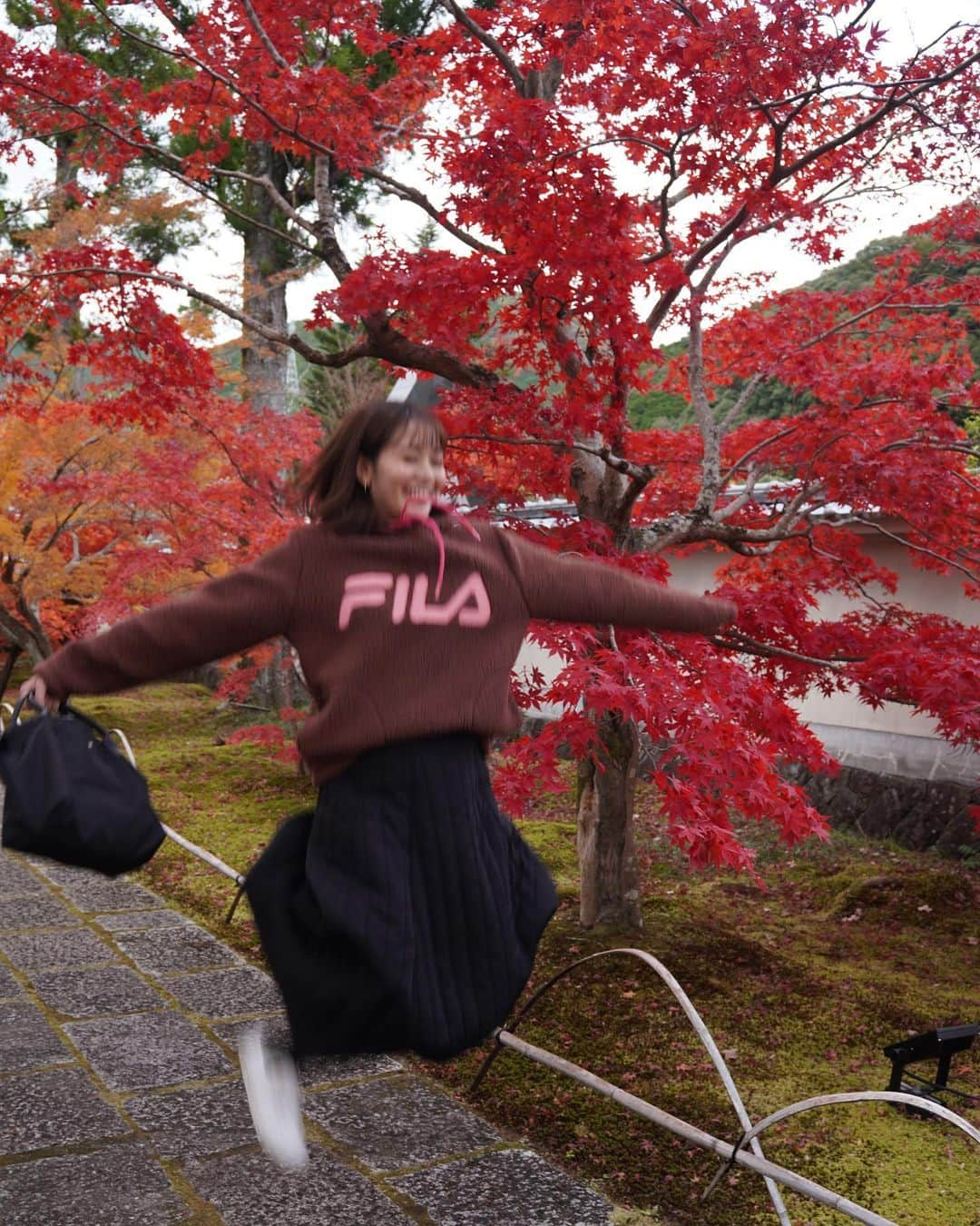 高里絵理奈のインスタグラム：「. 　 真っ赤に色づいた紅葉を前に ジャンプするなどしました🍁 　 　 #静岡 #紅葉 #新光明寺 こちら静岡のおまちからも行きやすくおすすめ❤️‍🔥」