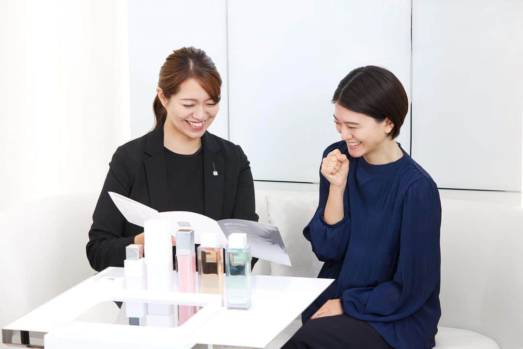 SHISEIDO THE GINZAさんのインスタグラム写真 - (SHISEIDO THE GINZAInstagram)「「ザ・ギンザ　ビューティースタイリング」期間限定でスタート  豊富な知識とパーソナルカラーアナリストの資格をもつビューティースタイリストが美しくなるためのテクニックを紹介します。  ［コースのご案内］※WEBご予約制 ◆ザ・ギンザ　ビューティースタイリング　110分 価格：27,500円(税込） 肌測定・パーソナルカラー診断にもとづき、あなただけの美しさを引き出すスキンケアアイテムをご紹介し、 使用テクニックをマンツーマンでアドバイスします。 ザ・ギンザ　ハイブリッドジェルオイル100mLをご購入いただきます。  ◆ザ・ギンザ　ビューティースタイリング　80分 価格：21,120円(税込） 肌測定にもとづきあなただけの美しさを引き出すスキンケア方法・アイテムをご紹介。 ザ・ギンザ　モイスチャ―ライジングローション200mL・ザ・ギンザ　スーペリアコットン120枚入をご購入いただきます。  ぜひSHISEIDO THE STOREで あなた仕立てのスキンケア体験をご体感ください。 ご予約・詳細は、プロフィール記載の店舗ホームページをご覧ください。  #資生堂 #SHISEIDO #shiseidothestore #資生堂ギンザ本店 #銀座#ginza #資生堂銀座  #化粧品 #パーソナルカラー #パーソナルカラー分析 #パーソナルカラー診断 #スキンケア #THEGINZA #ザギンザ #スキンケアカウンセリング」11月28日 19時05分 - shiseidothestore