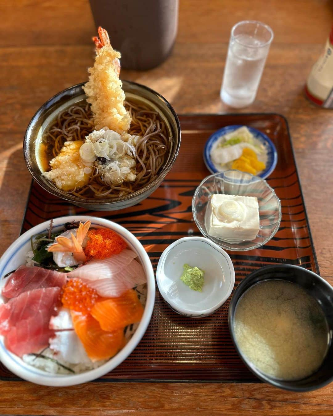 大志（DOWBL）さんのインスタグラム写真 - (大志（DOWBL）Instagram)「朝活🏄‍♂️して、  海鮮丼に天ぷら蕎麦に食べ過ぎた😋  来月からまた減量頑張るぞー  #波乗り #サーフィン」11月28日 19時08分 - taishi.s.n