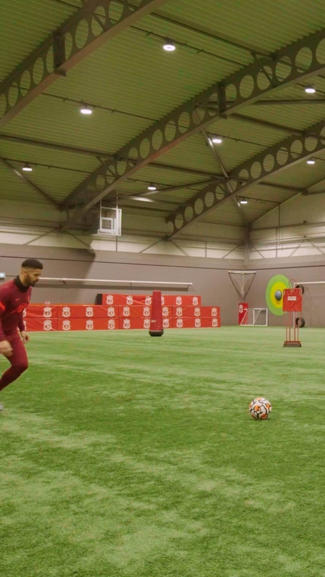 F2Freestylersのインスタグラム：「So satisfying 😌  #football #soccer #ASMR #sound #virgil #lfc」