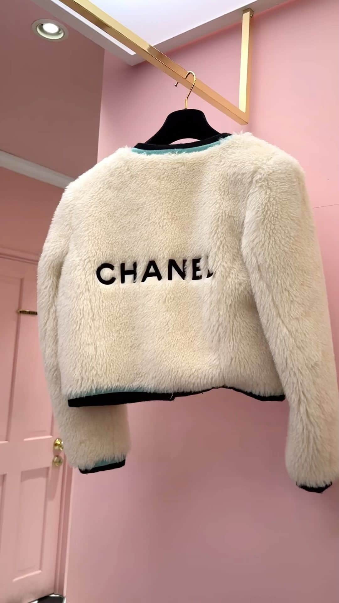 Vintage Brand Boutique AMOREのインスタグラム：「Vintage Alpaca Fur Logo Jacket from 1994☆ Size 38  Product code : 21719  #chanelfurjacket #chanelfur #chanelvintage #chanellover #chaneljacket」